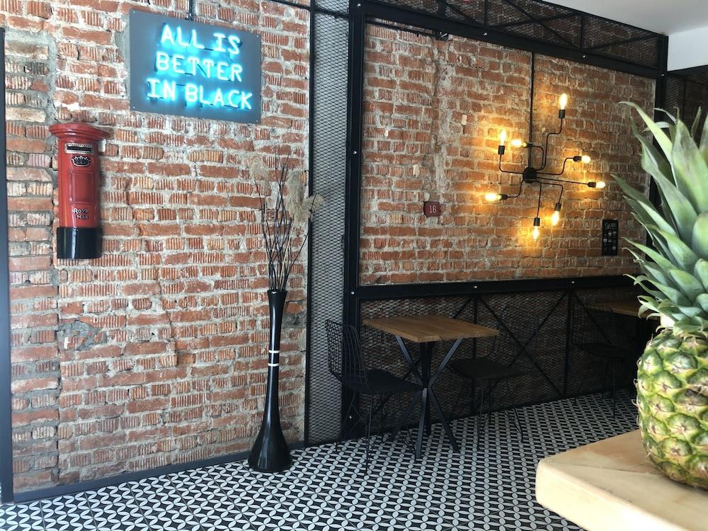Black 2* Istambul
